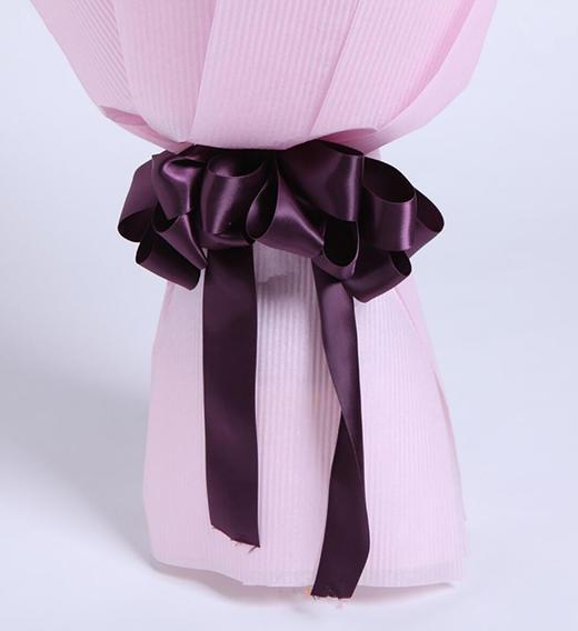 为爱相随- 多头百合1枝，戴安娜粉玫瑰11枝，搭配适量黄莺、满天星,内层淡紫色棉纸，外层粉色牛油瓦楞纸，紫红色缎带花结 商品图1
