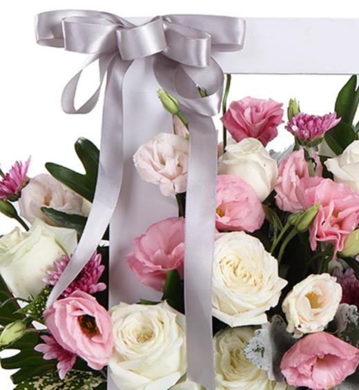 初心如一----白玫瑰19枝、粉色桔梗6枝，搭配适量紫色小菊、银叶菊、绿叶 银灰色缎带花结、白色手提花篮 商品图1