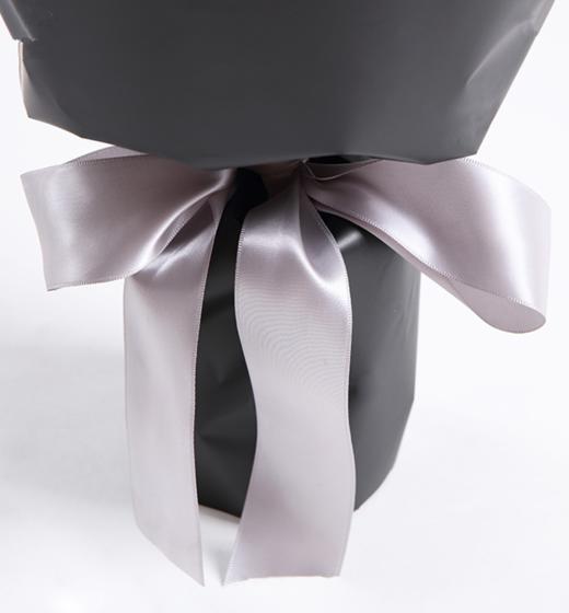 爱情花火---红玫瑰9枝，搭配栀子叶、满天星适量 内层白色雾面纸，外层黑色雾面纸（1056） 商品图3