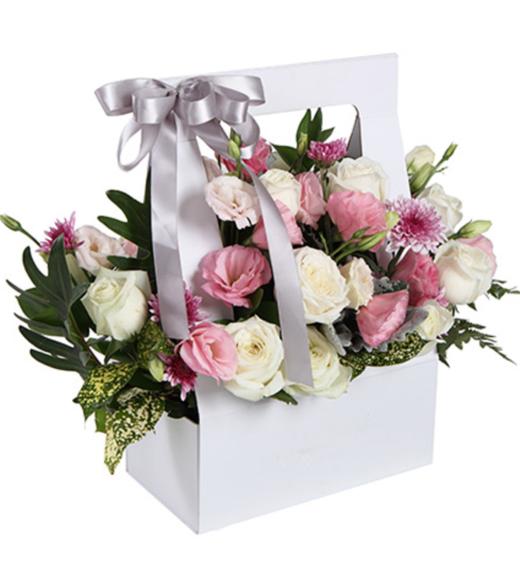初心如一----白玫瑰19枝、粉色桔梗6枝，搭配适量紫色小菊、银叶菊、绿叶 银灰色缎带花结、白色手提花篮 商品图3