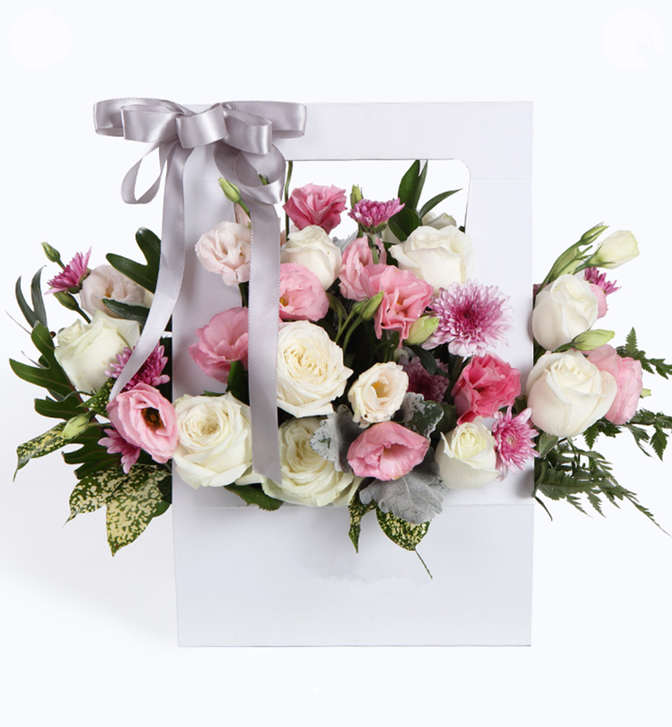 初心如一----白玫瑰19枝、粉色桔梗6枝，搭配适量紫色小菊、银叶菊、绿叶 银灰色缎带花结、白色手提花篮