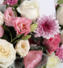 初心如一----白玫瑰19枝、粉色桔梗6枝，搭配适量紫色小菊、银叶菊、绿叶 银灰色缎带花结、白色手提花篮 商品缩略图2