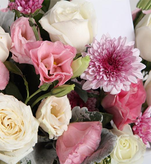 初心如一----白玫瑰19枝、粉色桔梗6枝，搭配适量紫色小菊、银叶菊、绿叶 银灰色缎带花结、白色手提花篮 商品图2