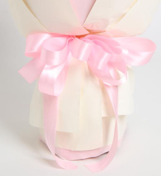 假日公主---戴安娜粉玫瑰11枝   戴安娜粉玫瑰11枝，搭配混色石竹梅、栀子叶 粉色白牛皮纸，米白色平面纸，粉色缎带花结（1059） 商品图2