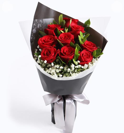 爱情花火---红玫瑰9枝，搭配栀子叶、满天星适量 内层白色雾面纸，外层黑色雾面纸（1056） 商品图0