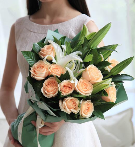 恋恋情深---11枝香槟玫瑰，白百合2枝，栀子叶0.5扎 深浅绿双面人造纸2张，米白色缎带1.5米(1075) 商品图1