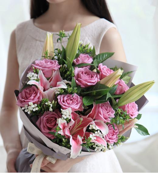 浪漫香气--11枝冷美人紫玫瑰，粉百合2枝，白色相思梅5枝，栀子叶0.5扎 浅紫香芋紫人造纸2张，米白色缎带1.5米(1076) 商品图2