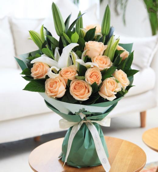 恋恋情深---11枝香槟玫瑰，白百合2枝，栀子叶0.5扎 深浅绿双面人造纸2张，米白色缎带1.5米(1075) 商品图0