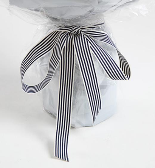 浪漫的味道--香槟玫瑰33枝，红豆3枝（如当地红豆缺货，用相思梅等其他寓意相近配材替代） 内层黄色不织布，外层灰蓝绝色纸，香芋紫人造双面纸，玻璃纸，白蓝色罗纹带(1078) 商品图3