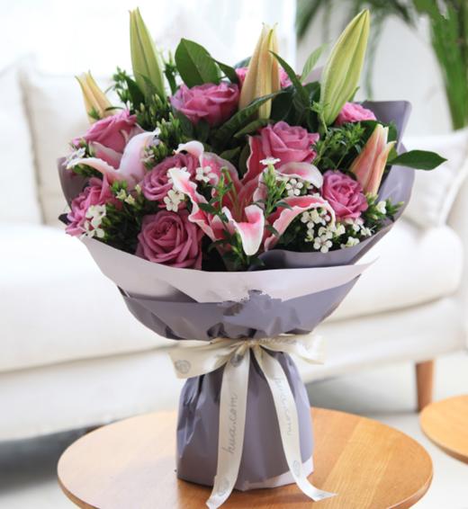 浪漫香气--11枝冷美人紫玫瑰，粉百合2枝，白色相思梅5枝，栀子叶0.5扎 浅紫香芋紫人造纸2张，米白色缎带1.5米(1076) 商品图0