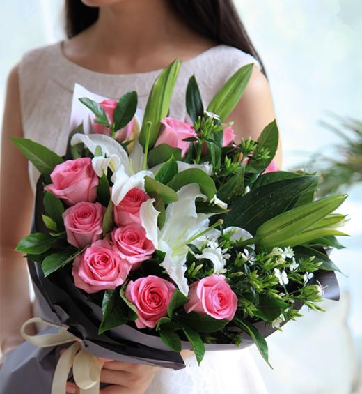 柔情蜜意--11枝戴安娜粉玫瑰，白百合2枝，白色相思梅5枝，栀子叶0.5扎 浅紫香芋紫人造纸2张，米白色缎带1.5米(1077) 商品图3