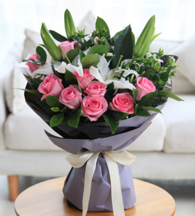 柔情蜜意--11枝戴安娜粉玫瑰，白百合2枝，白色相思梅5枝，栀子叶0.5扎 浅紫香芋紫人造纸2张，米白色缎带1.5米(1077)