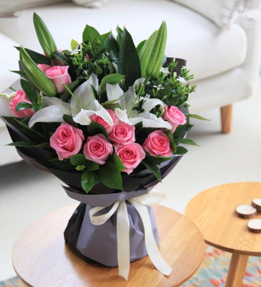 柔情蜜意--11枝戴安娜粉玫瑰，白百合2枝，白色相思梅5枝，栀子叶0.5扎 浅紫香芋紫人造纸2张，米白色缎带1.5米(1077) 商品图1