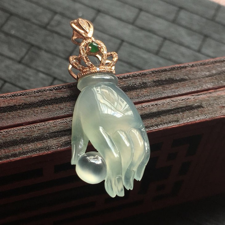 60106翡翠冰种掌上明珠吊坠