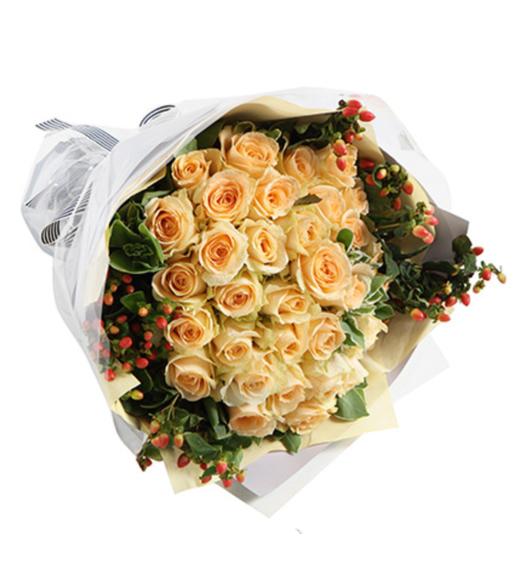 浪漫的味道--香槟玫瑰33枝，红豆3枝（如当地红豆缺货，用相思梅等其他寓意相近配材替代） 内层黄色不织布，外层灰蓝绝色纸，香芋紫人造双面纸，玻璃纸，白蓝色罗纹带(1078) 商品图1