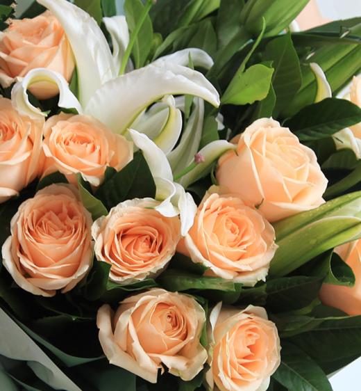 恋恋情深---11枝香槟玫瑰，白百合2枝，栀子叶0.5扎 深浅绿双面人造纸2张，米白色缎带1.5米(1075) 商品图3