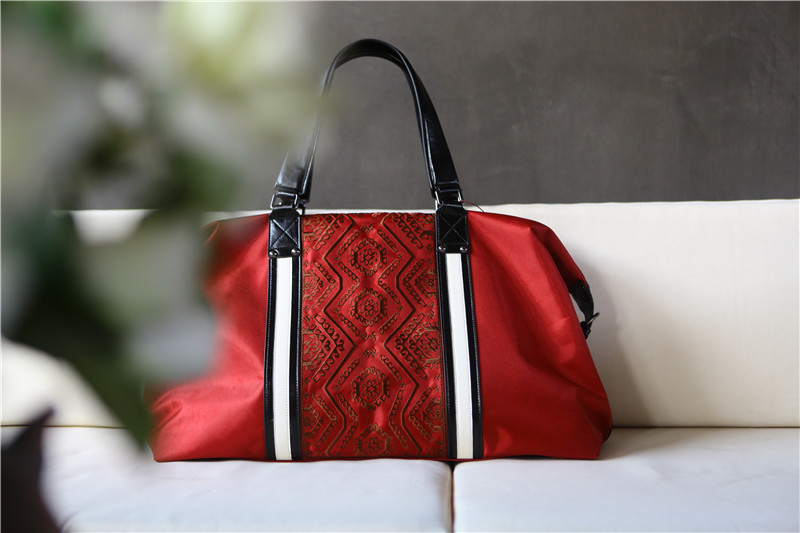 山谷居民原创品牌苗绣公文包——雅毕基