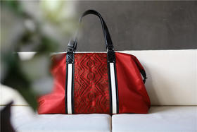 山谷居民原创品牌苗绣公文包——雅毕基