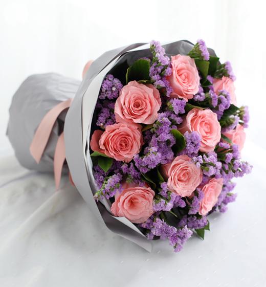 你的香气----黛安娜玫瑰9枝，浅紫色勿忘我适量 白色雪梨纸，浅紫／香芋紫人造纸，豆沙色缎带花结（1134） 商品图2