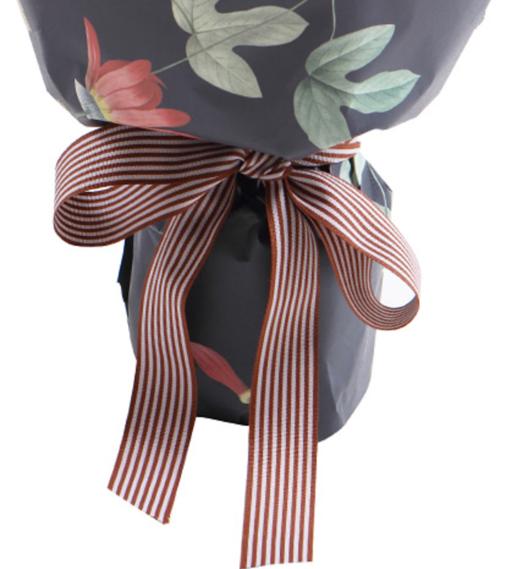 粉恋  9支粉玫瑰戴安娜粉玫瑰9枝，搭配紫红色勿忘我、栀子叶适量 内层米白色平面纸，外层蓝色吊花压纹纸(1109) 商品图3