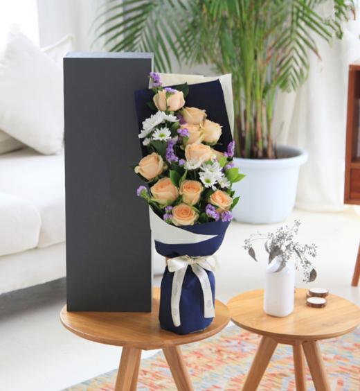 我只钟情你--香槟玫瑰11枝、白色小雏菊3枝、浅紫色勿忘我4枝、栀子叶2枝 米白色平面纸1张、蓝色条纹纸1张、米白色缎带1米、60#大号魔力铁山灰包装盒 商品图1