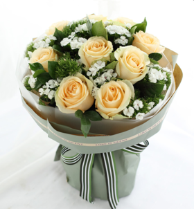 香妃--香槟玫瑰9枝，白色石竹梅适量搭配 白色雾面纸，青灰色双面牛皮纸，白绿罗纹带（1125）