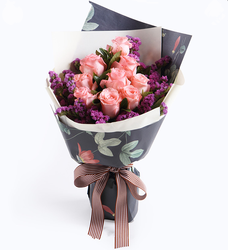 粉恋  9支粉玫瑰戴安娜粉玫瑰9枝，搭配紫红色勿忘我、栀子叶适量 内层米白色平面纸，外层蓝色吊花压纹纸(1109)