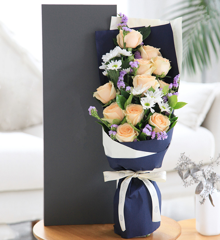 我只钟情你--香槟玫瑰11枝、白色小雏菊3枝、浅紫色勿忘我4枝、栀子叶2枝 米白色平面纸1张、蓝色条纹纸1张、米白色缎带1米、60#大号魔力铁山灰包装盒