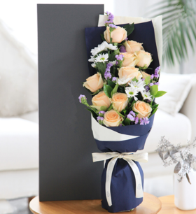 我只钟情你--香槟玫瑰11枝、白色小雏菊3枝、浅紫色勿忘我4枝、栀子叶2枝 米白色平面纸1张、蓝色条纹纸1张、米白色缎带1米、60#大号魔力铁山灰包装盒