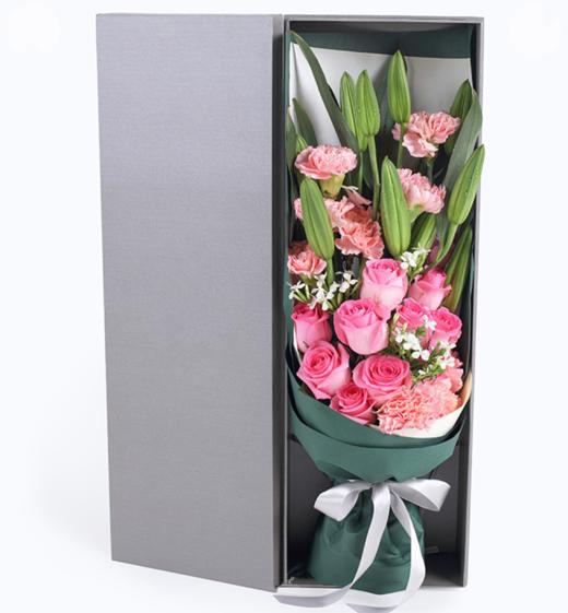 暖暖的问候苏醒11枝白百合2枝浅粉色康乃馨9枝白色相思梅2枝绿色条纹