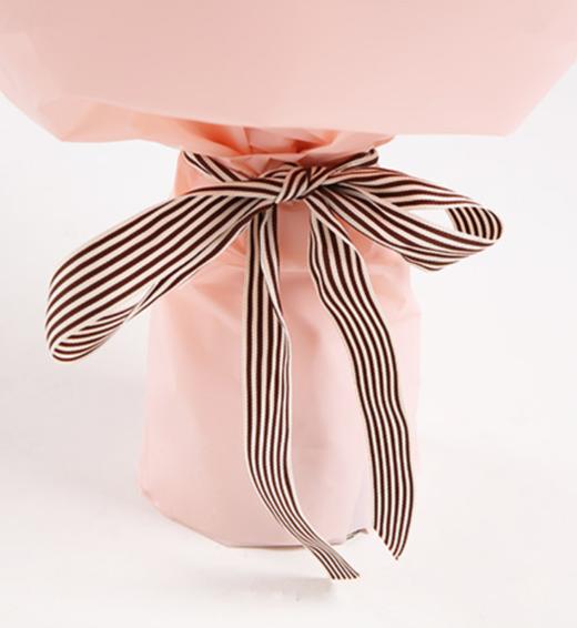 幸福典藏--红色康乃馨16枝，白色相思梅5枝，栀子叶0.5扎 内层白色opp雾面纸，外层粉色opp雾面纸，白咖细罗文带(1192) 商品图2