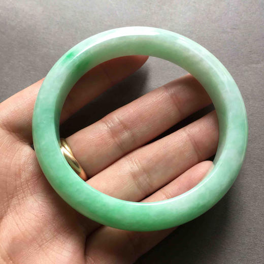 糯种阳绿翡翠手镯59