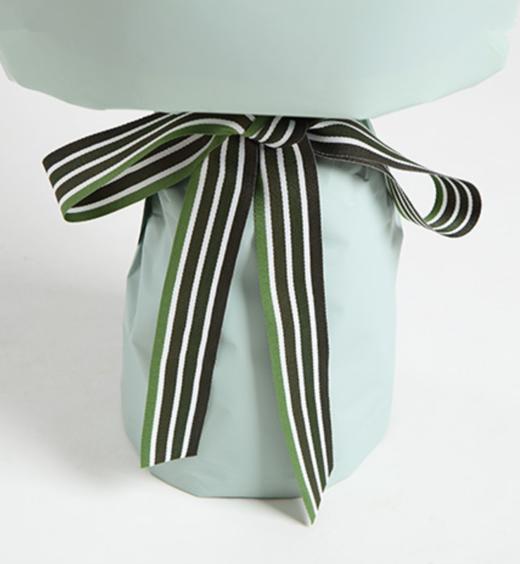 好想你---红色康乃馨12枝，白色相思梅2枝，栀子叶0.5扎 内层浅紫/香芋紫人造双面纸，外层蓝色绿色双色人造纸，白绿色粗罗纹带（1208） 商品图2