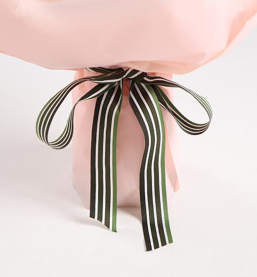 真爱----红玫瑰9枝，石竹梅4枝，栀子叶0.5扎 内层雪梨纸1张，外层粉色opp雾面纸1.5米，白绿宽罗纹带(1334) 商品图3