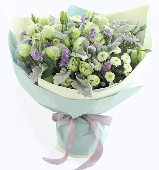 巨蟹座守护花--绿色洋桔梗1扎、银叶菊1扎，白色小雏菊3枝、浅紫色勿忘我8枝 蓝灰色绝色纸2张，米白色平面纸2张、香芋紫Logo缎带1米(1389) 商品图0