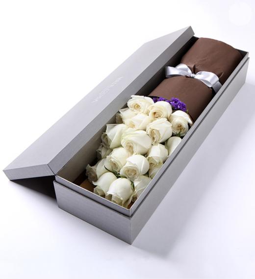 一如初见----白玫瑰19枝,勿忘我适量 牛皮纸和深咖啡色条纹纸,银色