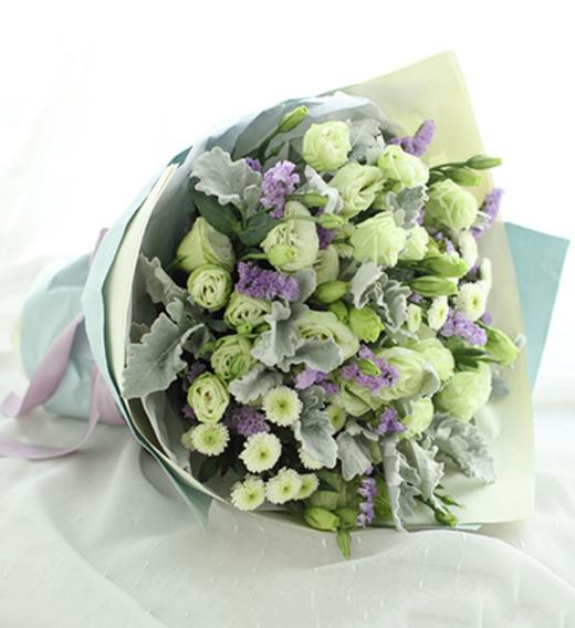 巨蟹座守护花--绿色洋桔梗1扎、银叶菊1扎，白色小雏菊3枝、浅紫色勿忘我8枝 蓝灰色绝色纸2张，米白色平面纸2张、香芋紫Logo缎带1米(1389) 商品图1