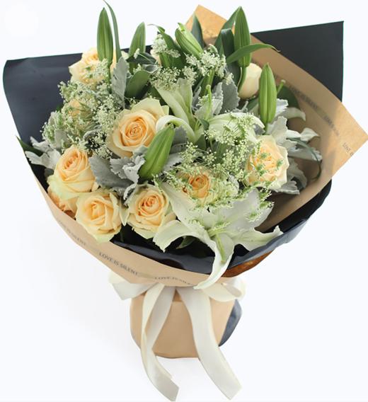 天秤座守护花---香槟玫瑰11枝、白百合3枝、蕾丝3枝、银叶菊8枝 蓝色条纹纸2张，虾粉双面牛皮纸纸2张、米白色缎带1.5米(1388) 商品图0