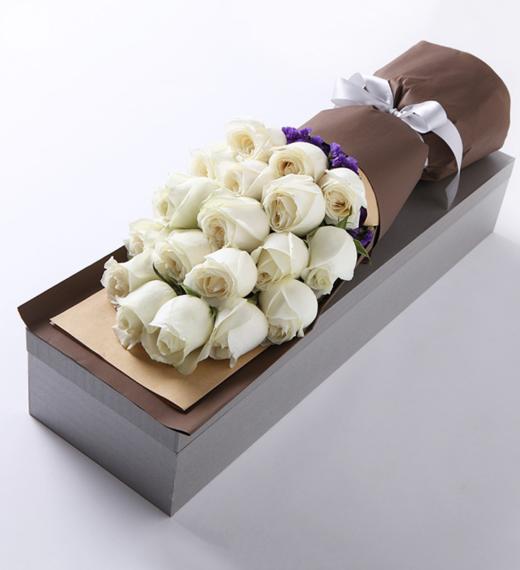 一如初见----白玫瑰19枝,勿忘我适量 牛皮纸和深咖啡色条纹纸,银色