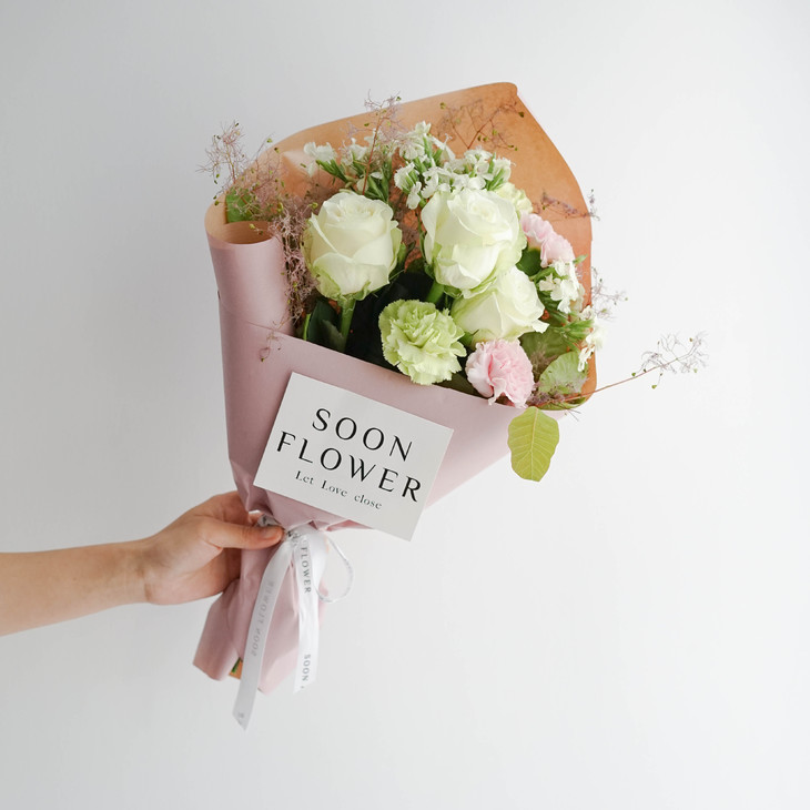 Soon Flower混合花束 白玫瑰 康乃馨 Soon Flower 束恩