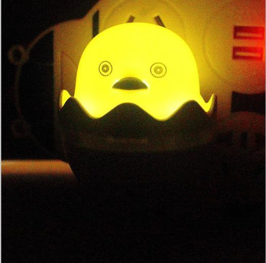 【家居百货】。卡通小黄鸭LED小夜灯 智能光控蛋壳夜灯 节能插电式床头喂奶灯 商品图4