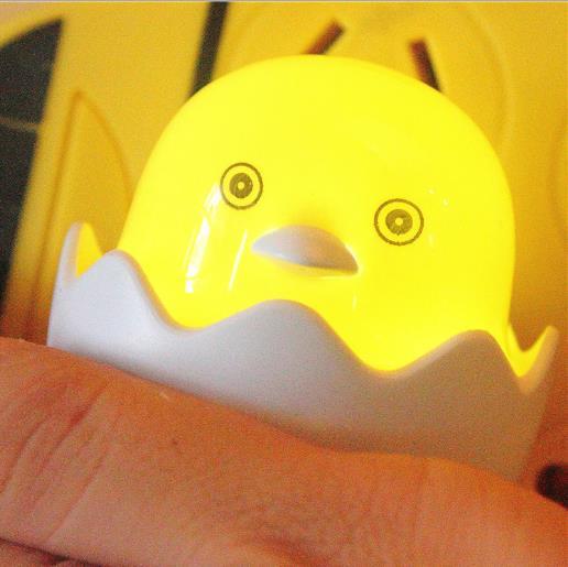 【家居百货】。卡通小黄鸭LED小夜灯 智能光控蛋壳夜灯 节能插电式床头喂奶灯 商品图3