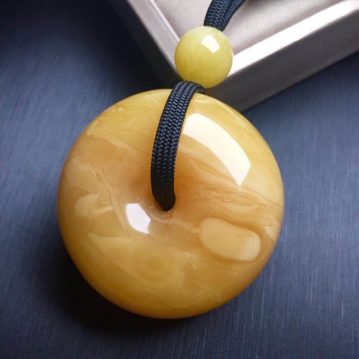 30070白花蜡质面包圈吊坠