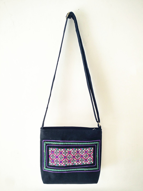 规矩和可爱可以兼得绣莉丰乡苗族刺绣小挎包