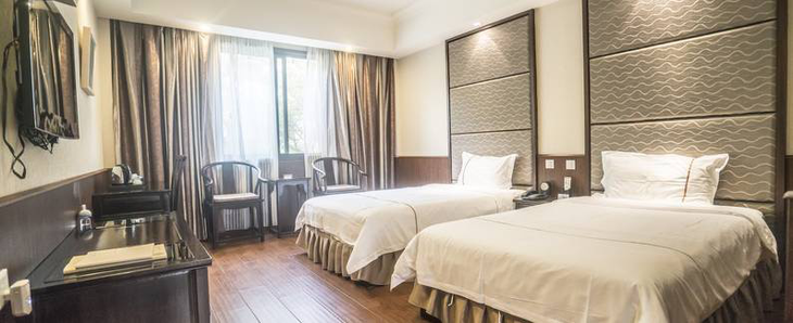 逛逛宾馆后的庭院都觉得值回票价了:银杏树下,旁边溪水潺潺,竹林幽幽