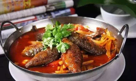 广西传统名菜全州黄焖禾花鱼