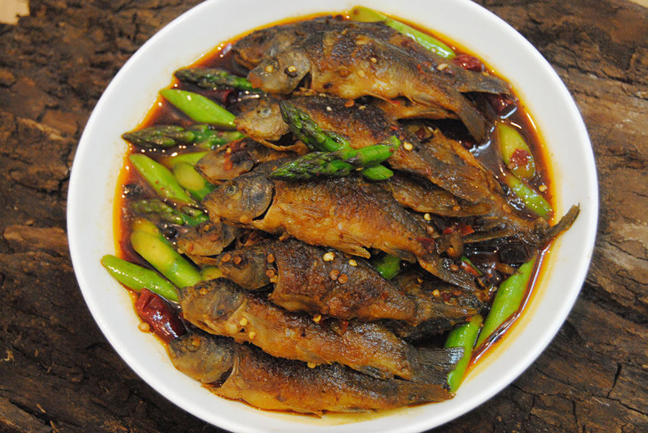 广西传统名菜全州黄焖禾花鱼