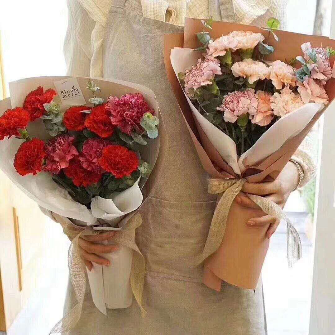 后院母亲节献礼!一束康乃馨有配花勿忘我,还有配草,礼品纸包装!