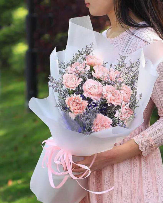 后院母亲节献礼!一束康乃馨有配花勿忘我,还有配草,礼品纸包装!