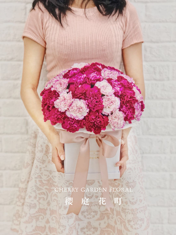 端庄大气的紫红色体面优雅康乃馨花盒